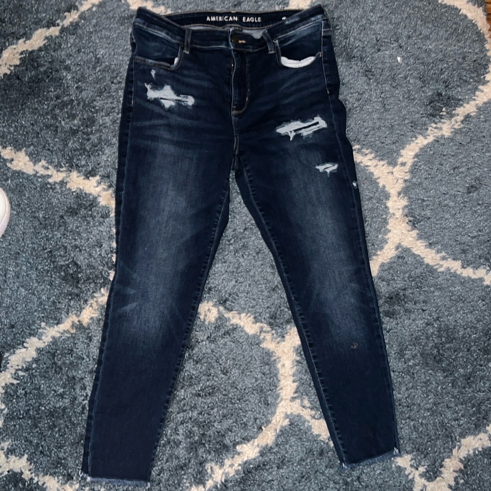 Skinny jeans with distressing